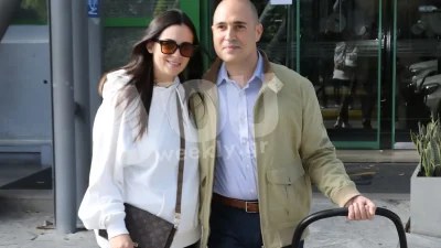Η ευτυχία ζωγραφισμένη στα πρόσωπα τους - Αποκλειστικές φωτογραφίες του Κωνσταντίνου Μπογδάνου με την γυναίκα και την κόρη του έξω από το μαιευτήριο