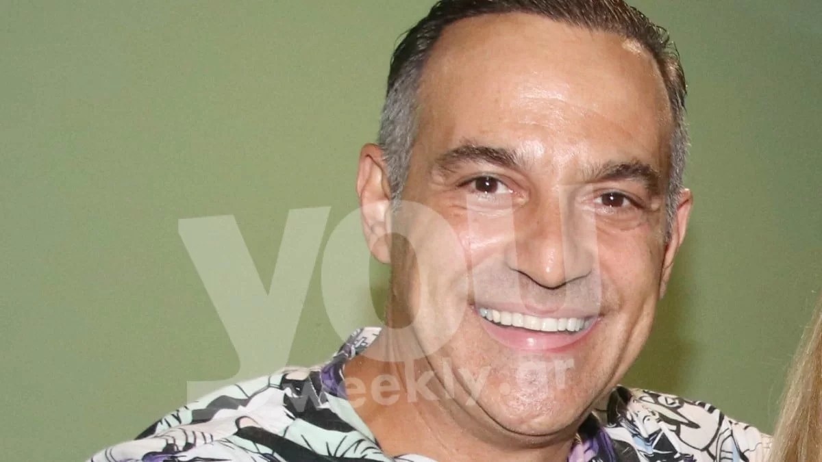 Πολλά χρόνια πριν γνωρίσει την Κατερίνα Καραβάτου - Ο Κρατερός Κατσούλης με κοιλιακούς και πλούσια μαύρα μαλλιά