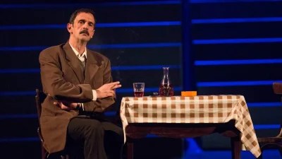«Ο Θέμης Καστρινός στην τοποθεσία “Στα μπουζούκια”...» - Ο Λεωνίδας Κακούρης αυτοτρολάρεται για τον ρόλο του στο «Μαύρο Ρόδο»
