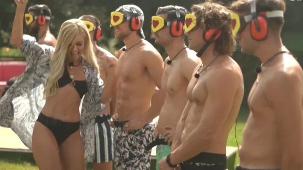 Love Island(5/10): Τα πάνω κάτω στη βίλα - Τα καυτά φιλιά και οι νέοι παίκτες θα φέρουν ανακατατάξεις στα ζευγάρια