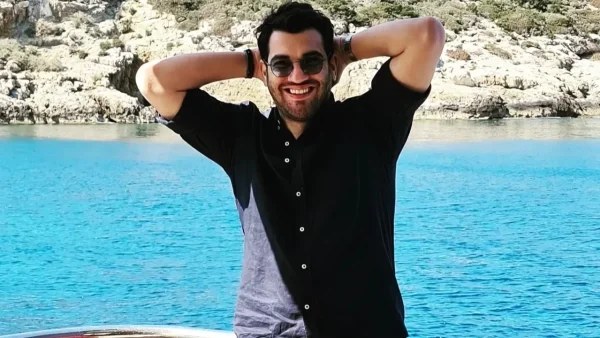 Κι όμως το έκανε: Ο Μάνος Ιωάννου στόλισε χριστουγεννιάτικο δέντρο στο σπίτι του - Τεράστιο και γεμάτο στολίδια