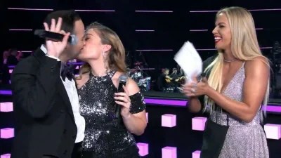 Πρεμιέρα J2US: Κέρδισαν πάλι τις εντυπώσεις Μαυρίκιος και Ιλάειρα - Το φιλί δέκα δευτερολέπτων που έριξαν πάνω στη σκηνή