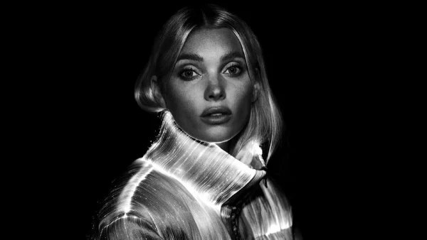 Moncler x Palm Angels: Το φουτουριστικό μπουφάν που φωσφορίζει στο σκοτάδι