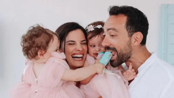 Χριστίνα Μπόμπα: Ό,τι πιο γλυκό - Η αντίδραση των διδύμων βλέποντας την μαμά τους στην τηλεόραση