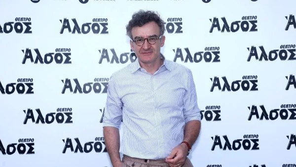 Στο φως σπάνια φωτογραφία του Νίκου Ορφανού με τον γιο του - Μοιάζουν σαν δυο σταγόνες νερό