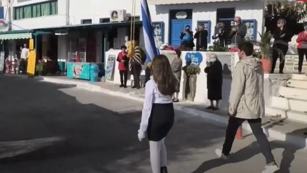 28η Οκτωβρίου: Τεράστια συγκίνηση! Μαθήτρια παρέλασε μόνη της σε χωριό της Νάξου
