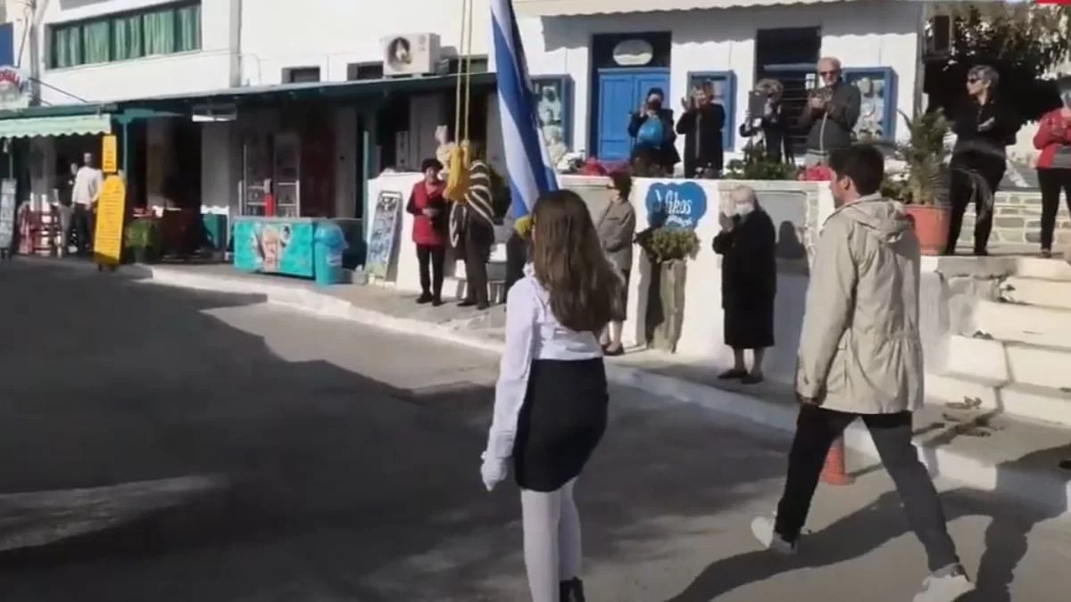 28η Οκτωβρίου: Τεράστια συγκίνηση! Μαθήτρια παρέλασε μόνη της σε χωριό της Νάξου
