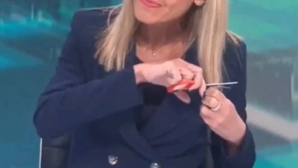 Τεράστια η συγκίνηση με την κίνηση Ελληνίδας δημοσιογράφου - Έκοψε τα μαλλιά της ως ένδειξη συμπαράστασης στις γυναίκες του Ιράν