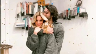 Επέτειος για την Μαίρη Συνατσάκη και τον Ίαν Στρατή - Της κρατούσε τρυφερά την φουσκωμένη κοιλίτσα