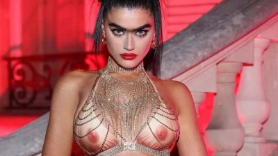 Χαμός στο Παρίσι με την εμφάνιση της Σοφίας Χατζηπαντελή: Με κόκκινο ημιδιάφανο μπλουζάκι και παντελόνι σε εστιατόριο