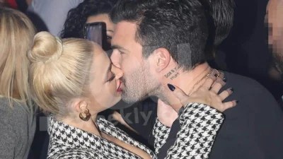 Ασυγκράτητοι η Ιωάννα Τούνη και ο Δημήτρης Αλεξάνδρου - Παθιασμένα φιλιά για το ζευγάρι μετά την πρόταση γάμου