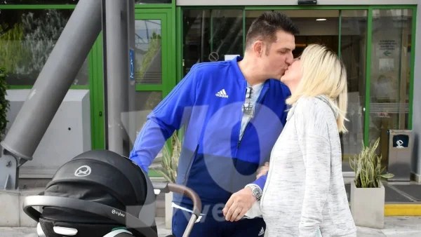 Τα πρώτα φιλιά με τα δίδυμα έξω από το μαιευτήριο - Πήρε εξιτήριο  η γυναίκα του Χρίστου Αντωνιάδη