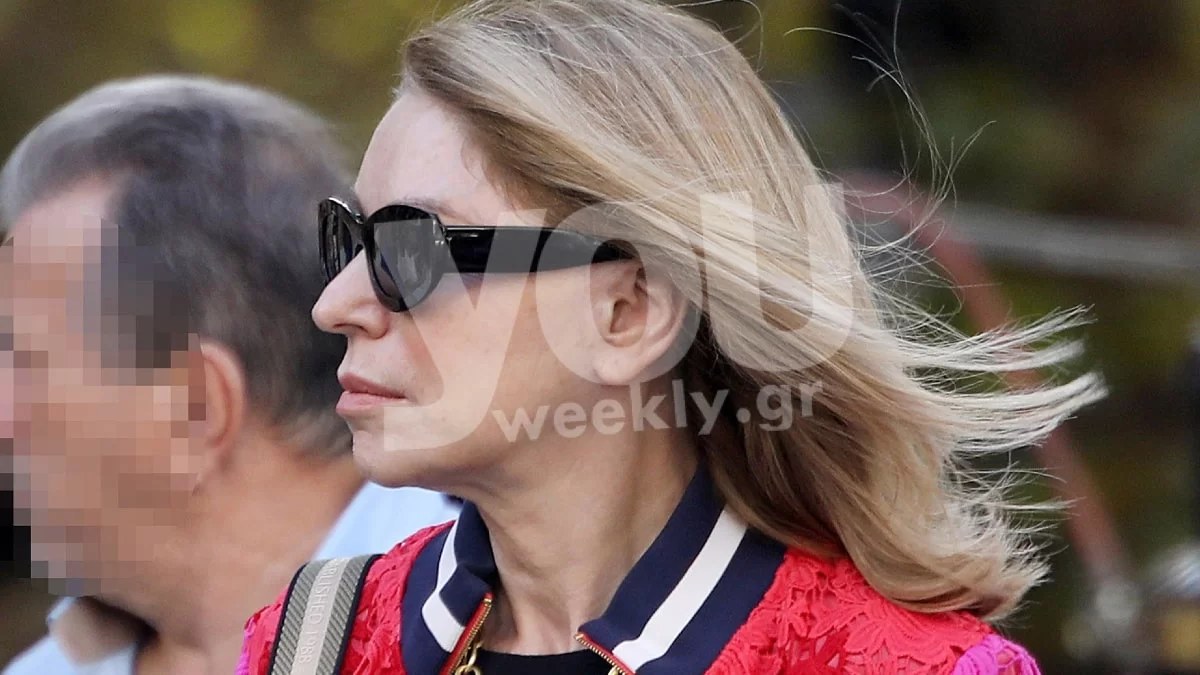 Πιο trendy από ποτέ στα 68 της - Το σπάνιο casual look της Έλλη Στάη