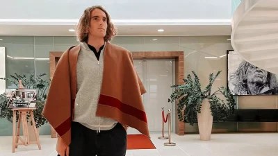 «Έχω να σας δώσω πολλά ακόμα για να...» - Η απάντηση του Στέφανου Τσιτσιπά μετά το σκηνικό με το μπαλάκι που πέταξε στους γονείς του