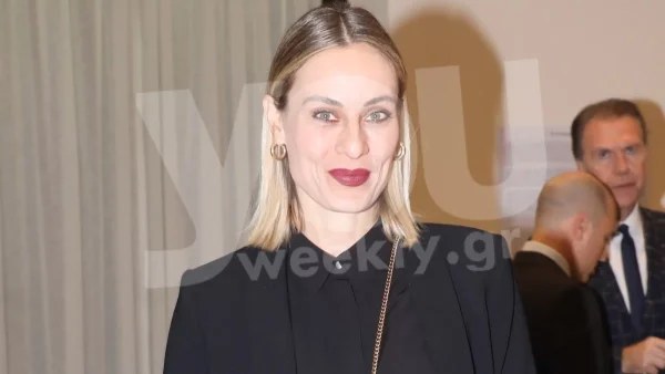Με total black look, Gucci τσάντα και Prada παπούτσια, η Ελεονώρα Μελέτη στην παρουσίαση βιβλίου της Τένιας Μακρή