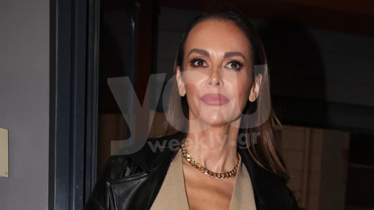 Με τσάντα αξίας 2.300 ευρώ, από τον οίκο Prada, η Μπέτυ Μαγγίρα στη θεατρική πρεμιέρα του έργου "42497"