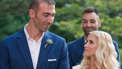 Ανατριχιάζει η Δώρα Τσαμπάζη - Η φωτογραφία της μπροστά από το γκράφιτι στη μνήμη του  Αλέξανδρου Νικολαϊδη