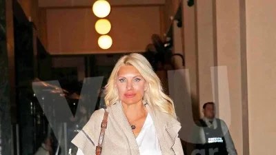Όλοι κοιτούσαν αυτό που επέλεξε να φορέσει: Η Ελένη Μενεγάκη στο θέατρο, ολομόναχη