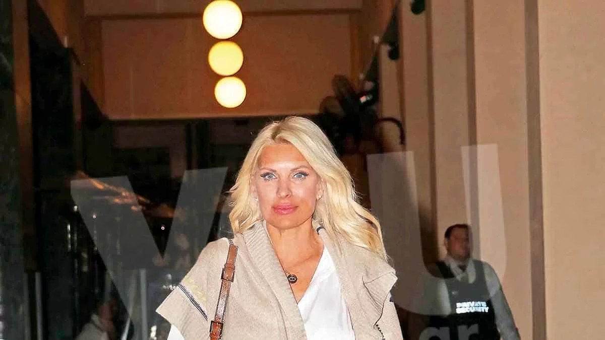 Όλοι κοιτούσαν αυτό που επέλεξε να φορέσει: Η Ελένη Μενεγάκη στο θέατρο, ολομόναχη