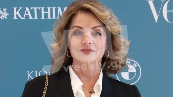Το τέλειο στιλ για τις 50 plus: Η Άντζελα Γκερέκου, με ασπρόμαυρο σύνολο, στο Μέγαρο Μουσικής