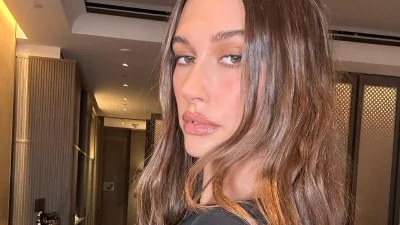 Ο πιο cool συνδυασμός με τα loafers: Πως τα φόρεσε η Hailey Bieber;