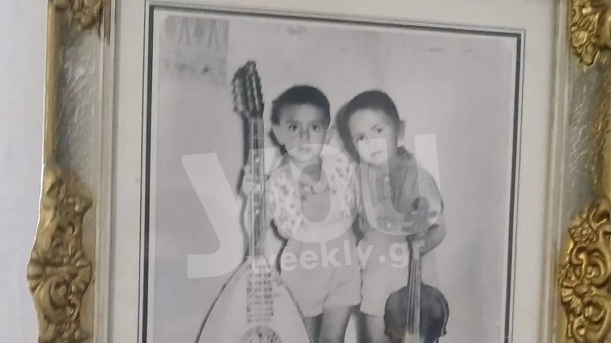 Φωτογραφία 60 ετών: Αποκλειστικό! Το αγοράκι στα δεξιά είναι πασίγνωστος Έλληνας τραγουδιστής