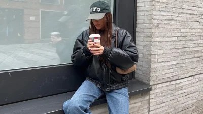 Αυτά τα jeans είναι στη μόδα τώρα - 3 stylish τρόποι να τα συνδυάσεις