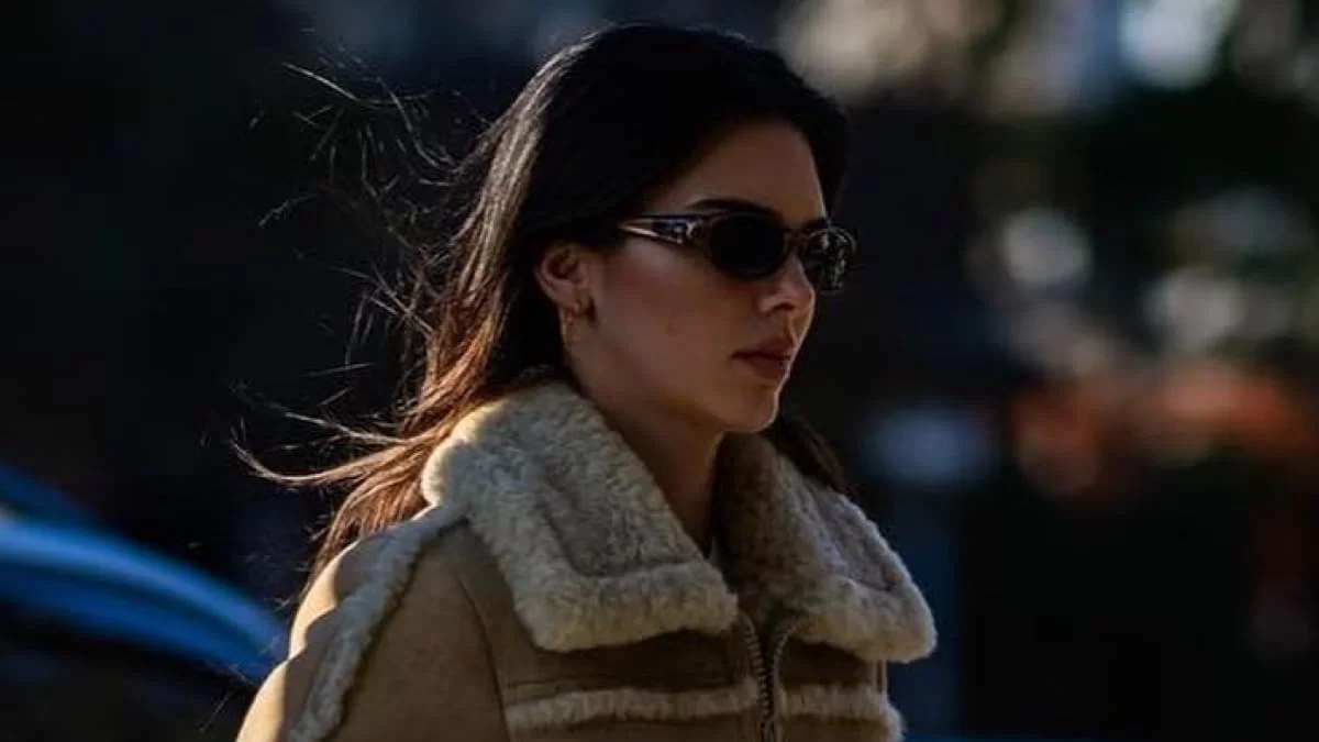 Δίχρωμο τζιν και το πιο cool jacket - Η Kendall Jenner εμφανίστηκε με τα big trends του Δεκεμβρίου