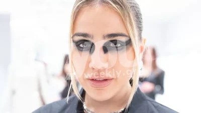 Το συγκλονιστικό look της Κόνι Μεταξά, με φούστα με graffiti και smokey eyes