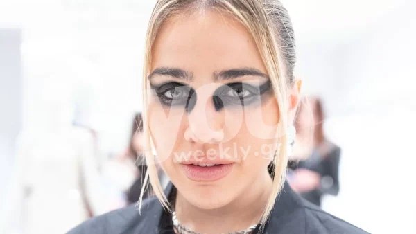 Το συγκλονιστικό look της Κόνι Μεταξά, με φούστα με graffiti και smokey eyes