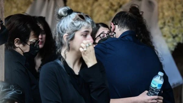Σπαρακτικές εικόνες - Συντετριμμένη η κόρη του Ηλία Ζερβού στην κηδεία του