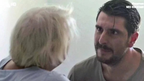 Σασμός: «Γι αυτό είσαι ηθοποιάρα γ@μω...» - Συγκλονισμένο το twitter με τη συνάντηση του Λευτέρη και της μητέρας του