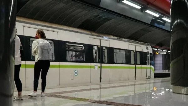Γυναίκα έπεσε στις γραμμές του Μετρό στο Αιγάλεω - Τι συνέβη