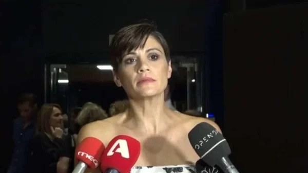 «Ο κόσμος δεν με ρωτάει, εσείς με ρωτάτε!» - Φανερά ενοχλημένη η Άννα Μαρία Παπαχαραλάμπους με δημοσιογράφο του Happy Day