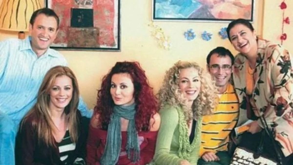 17 χρόνια μετά κάνει τον γύρο του διαδικτύου για πρώτη φορά - Φωτογραφία αποκάλυψη από τα παρασκήνια του Παρά 5