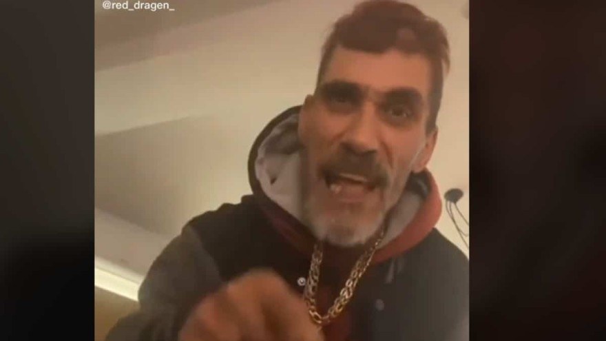 Διάσημος Tik Toker Red Dragon