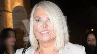 Η Ρούλα Κορομηλά ακολούθησε το πιο λαμπερό trend, στα 65 της - Τι φόρεσε στο Σπίτι με το Mega;