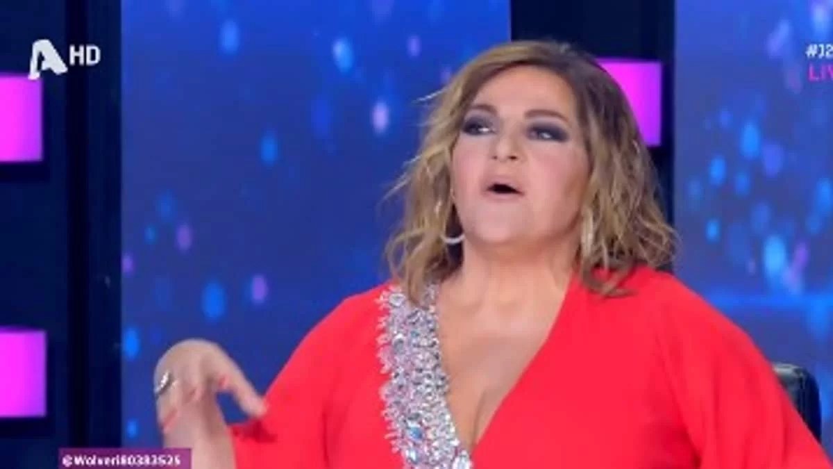 J2US: «Έχω χάσει την όσφρησή μου αλλά όχι την...» - ''Λύθηκε'' στο γέλιο όλο το πλατό με το αυτοσαρκαστικό σχόλιο της Σταυροπούλου