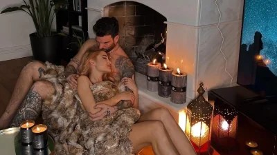 Ήρθαν τα Χριστούγεννα για Τούνη & Αλεξάνδρου: Πώς στόλισαν το σπίτι τους στον Διόνυσο εν αναμονή του γιου τους