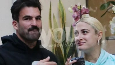 Η Ιωάννα Τούνη στον 8 μήνα της εγκυμοσύνης της:  Άνετο street look, στο κέντρο της Αθήνας με τον Αλεξάνδρου