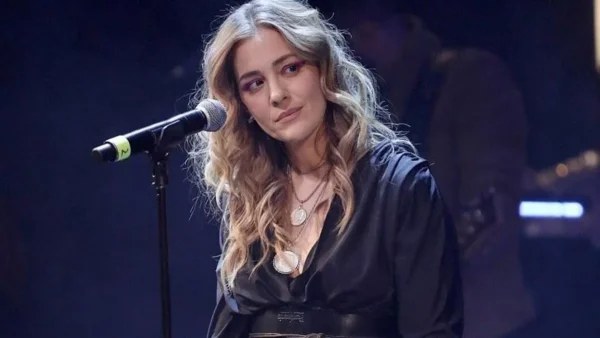 «Μην περιμένεις να...» - Το νέο βίντεο της Νατάσας Μποφίλιου από το πολυσυζητημένο ταξίδι της στο Λονδίνο