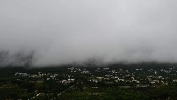 Καιρός (8/12): Αυξημένες νεφώσεις με σποραδικές καταιγίδες στα νησιά - Τι θα επικρατήσει στην Αττική