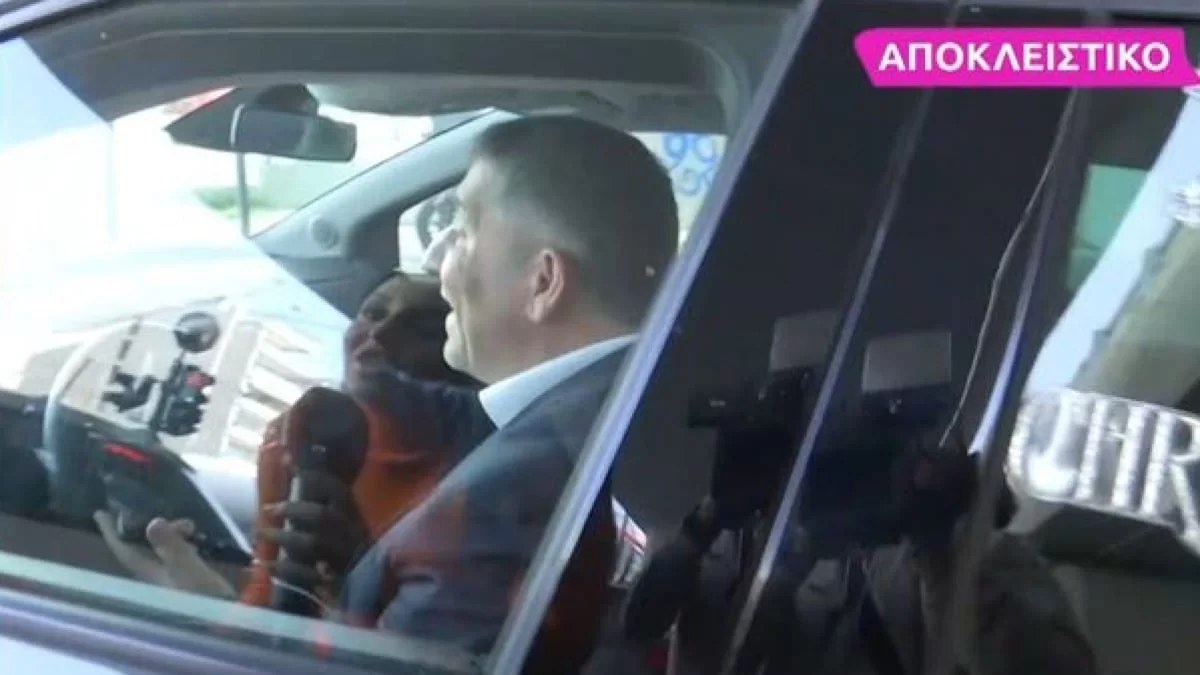 Δεν κατέβασε ούτε το τζάμι του αυτοκινήτου του - Η πρώτη αντίδραση του Άκη Παυλόπουλου μετά την απομάκρυνση της Κουτροκόη από το ΣΚΑΪ