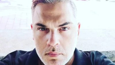 Αντώνης Λουδάρος: Στόλισε και γέμισε το σπίτι του με κόκκινα και λευκά στολίδια - Μοιάζει παραμυθένιο