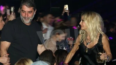 Αποκλειστικές φωτογραφίες: Η κίνηση της Βίσση στον Μπισμπίκη την ώρα που η Βανδή τραγουδούσε