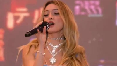 Η Δανάη Λιβιεράτου τραγουδά