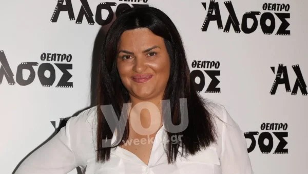Ροζ γεμάτο με τριαντάφυλλα - Το εντυπωσιακό χριστουγεννιάτικο δέντρο στο σπίτι της Δήμητρας Κατσαφάδου