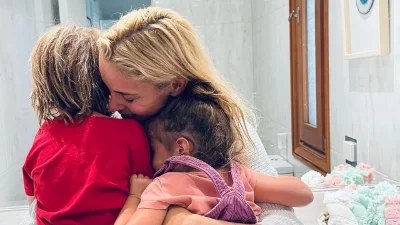 Τους φωτογράφησε η Δούκισσα χωρίς να το ξέρουν - Έχουν μεγαλώσει πολύ τα παιδιά της Νομικού