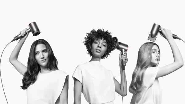 Dyson Supersonic Flyaway: Το τέλειο festive gadget για να «πειθαρχήσεις» τα ατίθασα μαλλιά!
