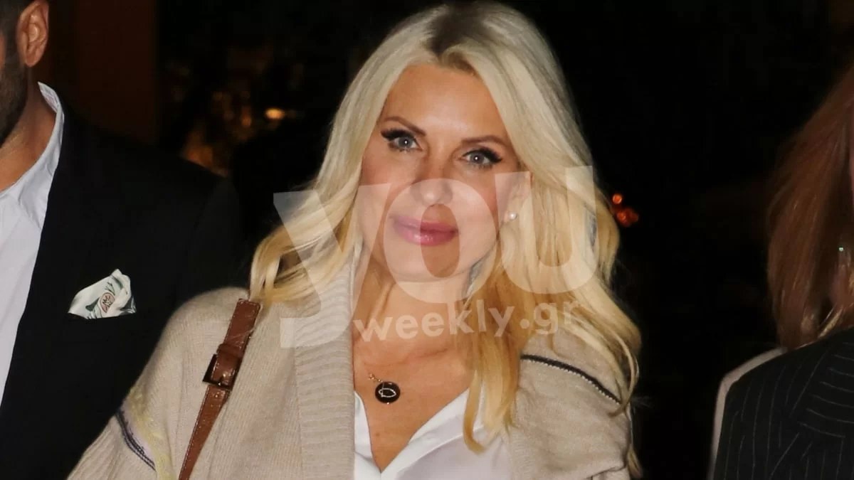 Με την τελευταία τάση στα παπούτσια και casual look, η Ελένη Μενεγάκη στο Θέατρο Αλίκη - Σου τα βρήκαμε με 24,50 ευρώ μόνο